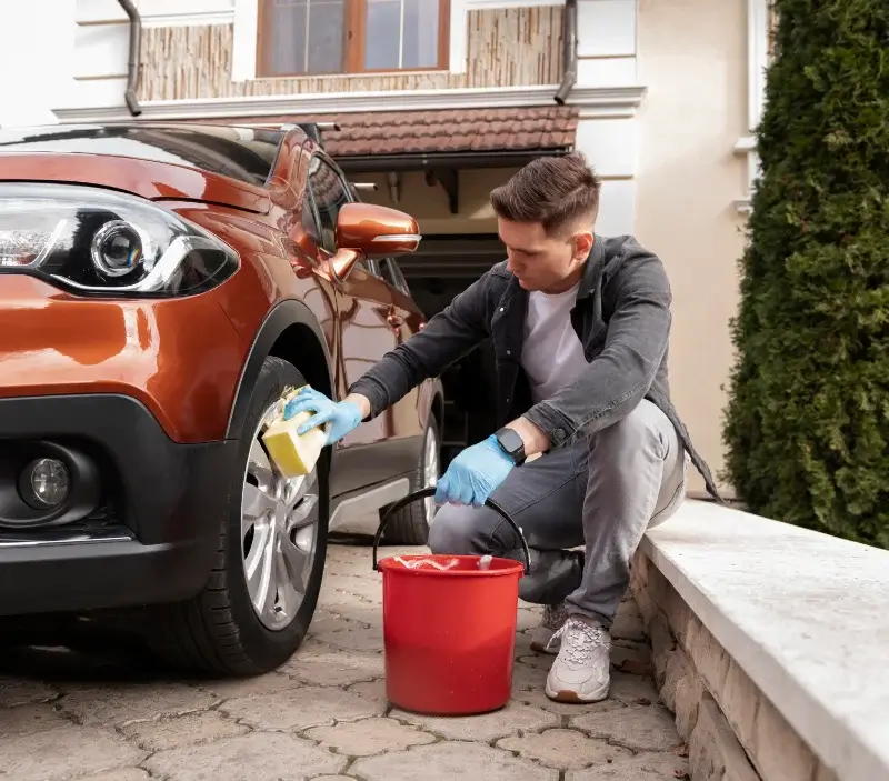 Lavage auto à domicile Ussy-sur-Marne : professionnel intervenant sur un véhicule